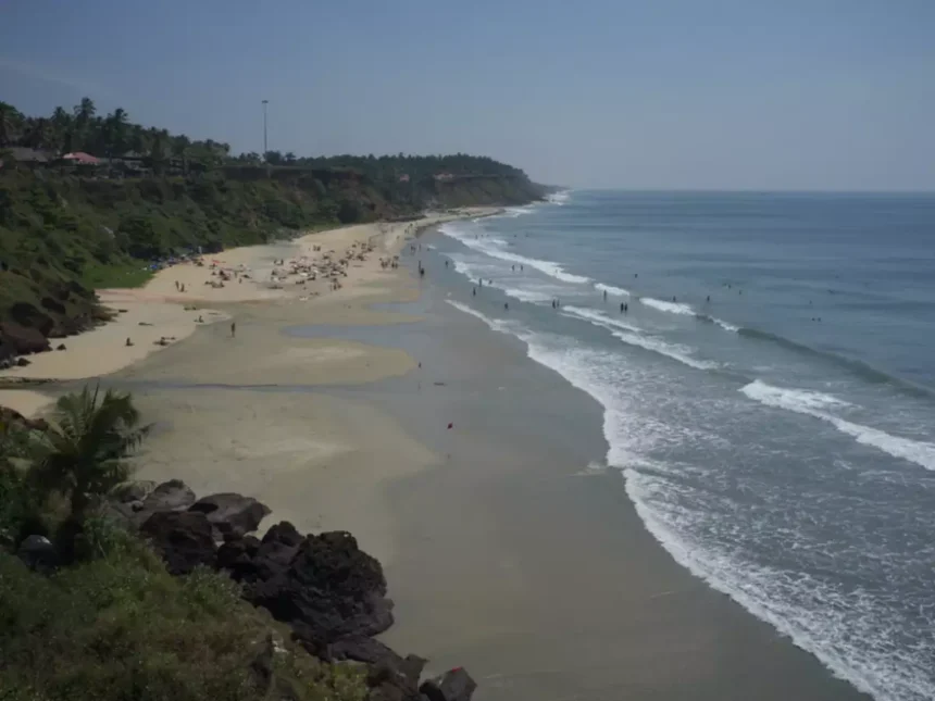 വർക്കല കാപ്പിലെ ബീച്ചിൽ തിരയിൽപ്പെട്ട് ഒരു കുടുംബത്തിലെ രണ്ടു പേർ മരിച്ചു